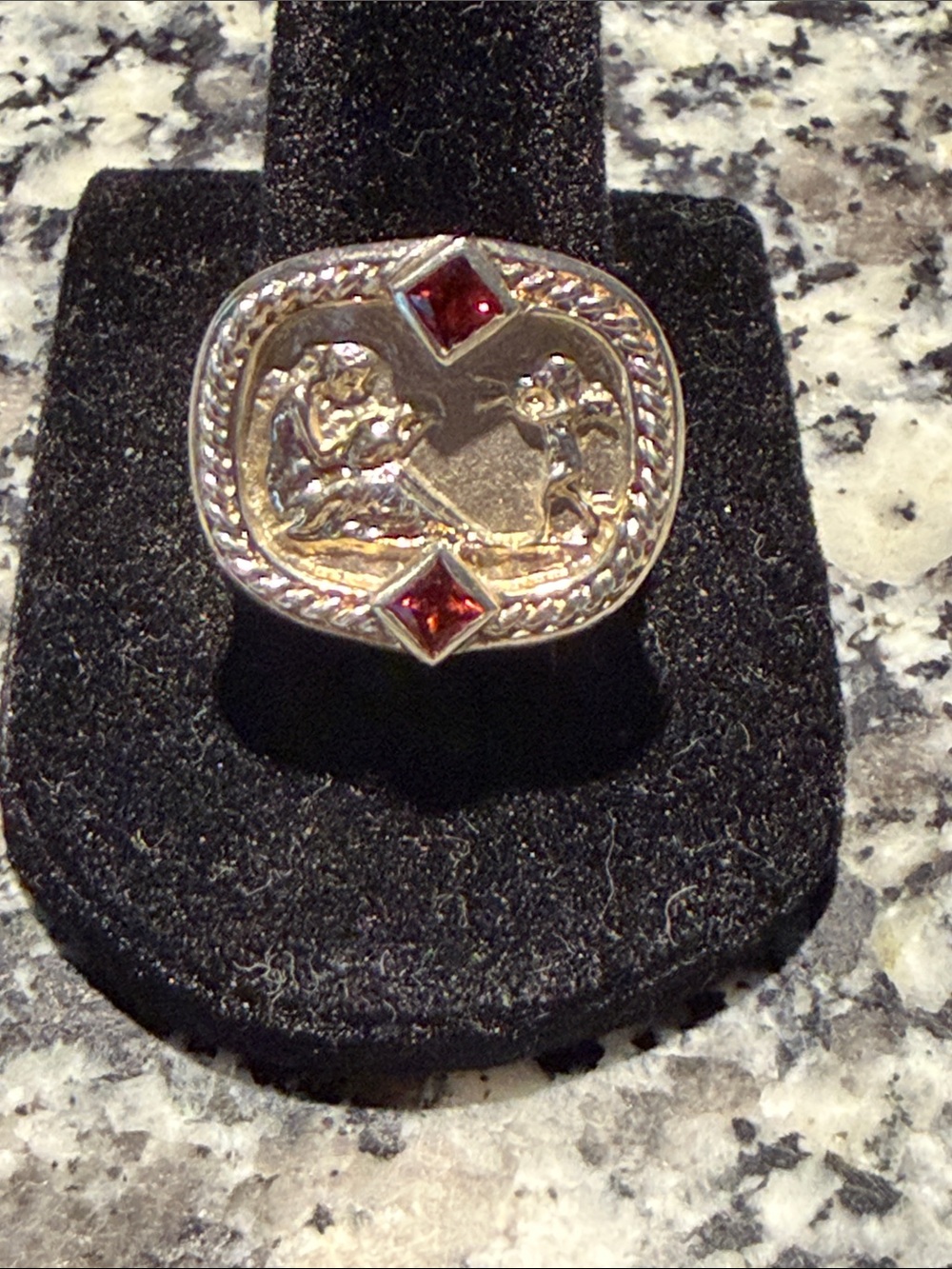 Seidengang 925 sterling silver BAs-Relief Cherub Garnet Ring